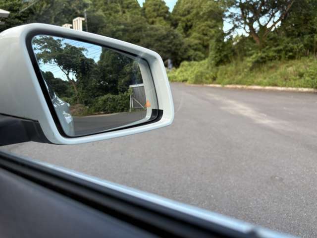レーダーは作動しているので後方からの車両接近でミラー△はオレンジから赤に変わります