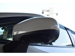 助手席側ドアミラーに装着されたカメラの映像をディスプレイに表示。自車の助手席側前方の様子が確認でき、狭い道への進入やすれ違い、道路端への幅寄せ駐車などをより安心して行うことができます。