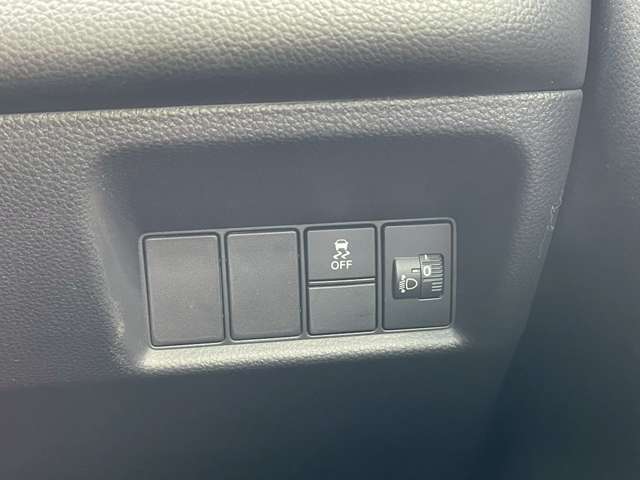 高額車輌は屋根付き別ガレージ展示場にて商談可能となっております。ご来店の際は、電話で展示場在庫確認をお願い致しております。