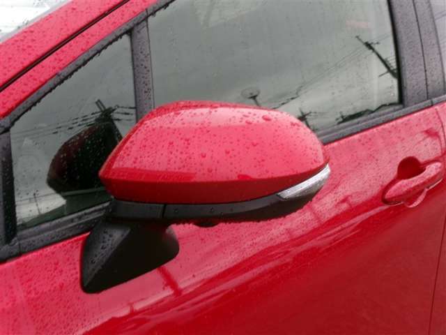ターンランプ付きドアミラーはデザインだけでなく、他のドライバーや周囲の歩行者にもわかり易く視認性も十分な装備です。