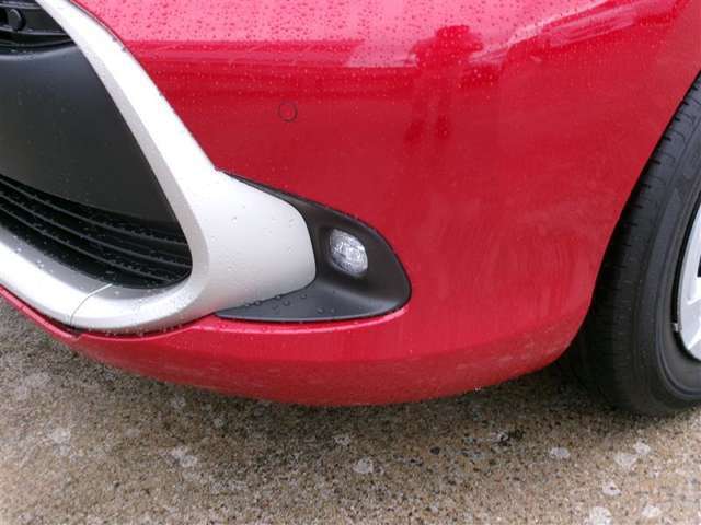 フロントフォグランプは、霧が発生して視界不良の時はもちろん、降雪時や雨天時の視界確保にも役立ちます。真っ暗な夜の山道などでも効果を発揮します。