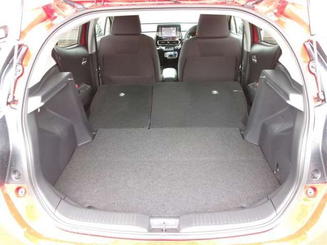 後席を倒すと収納力がアップします。長尺物も積めるのでカーライフの幅が広がりますね。