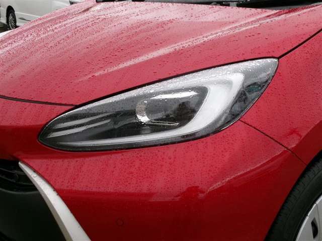 LEDヘッドライトで、明るさはもちろん省エネで環境にもやさしく、夜間の走行や悪天候でも安心です。しかも長寿命！