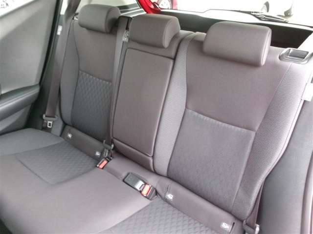 大人でも十分な後席空間です。近場はもちろん、長距離の移動でも楽ですね！