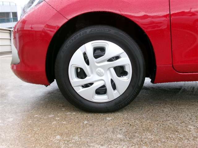 純正スチールホイール＆ホイールキャップで足元もすっきりです。