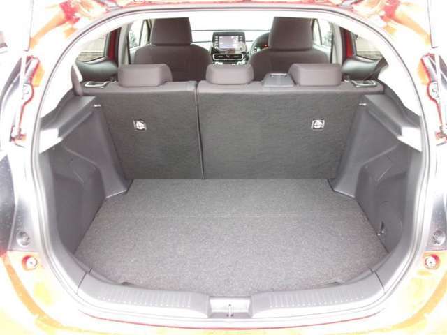 ラゲッジスペースは十分な広さを確保しています。日常のお買い物にも大活躍！積み下ろしも楽々ですよ。
