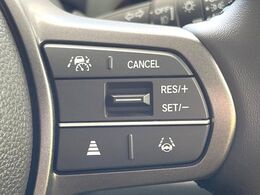 【アダプティブハイビーム】遠くまで明るく照らすハイビームを先行車や対向車に照射しない様、自動で調整！毎回手動で切り替える必要がなく、夜間走行時のストレスも軽減。安全性向上にも寄与します。