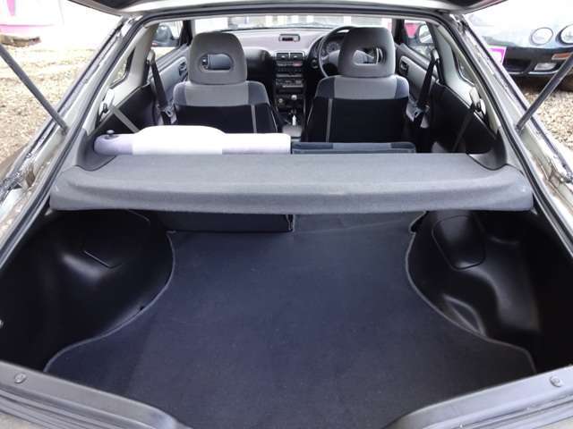 リアシートは片側だけ倒すことも出来ます。3人乗車時に大きいモノを購入した時等にとても便利です。長物や家具等も楽に積めるスペースになります。