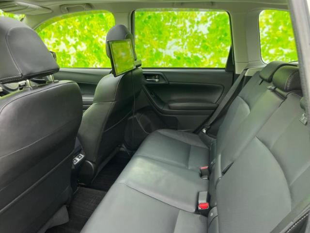 WECARSでは各商談席に大型モニターをご用意しております！見やすい大画面でゆったりと全国の在庫をご覧いただけます！是非ご来店お待ちしております！