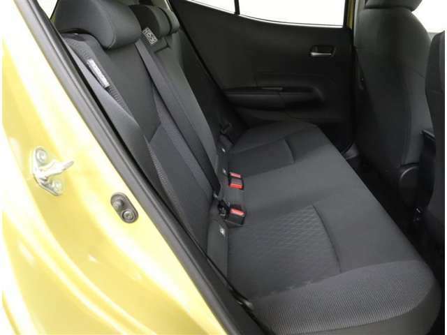 落ち着いた内装色に充実した後席装備で、快適なカーライフをお過ごしください。