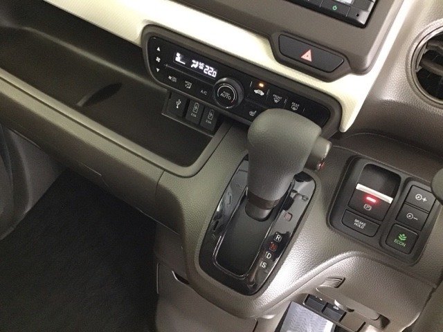 発進時から滑らかに加速する無段階変速のCVTはストップ/ゴーの多い街の中も快適です