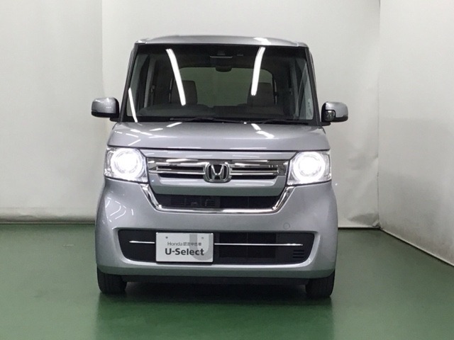 LEDヘッドライトを装備しています。LEDヘッドライトはとても明るく、雨の日や夜間走行も安全・安心です。オートライトコントロール付きで周囲の明るさに応じて自動で点灯・消灯します