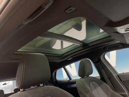 ●サンルーフ：開放感たっぷりの希少装備、サンルーフが装着されています！車内に明かりを取り入れたり景色を楽しむ以外にも、車内の空気も簡単に換気できて快適です！