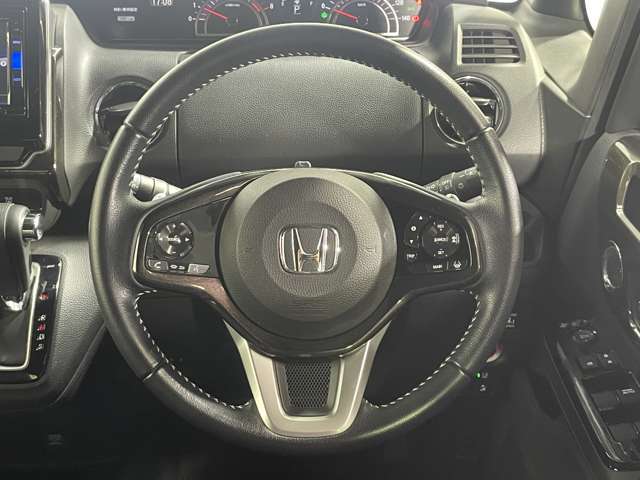 【ステアリングスイッチ♪】手元のスイッチでナビ操作が可能で、非常に便利な機能です！！！ 取り付けのナビによってはオプション設定となっております。