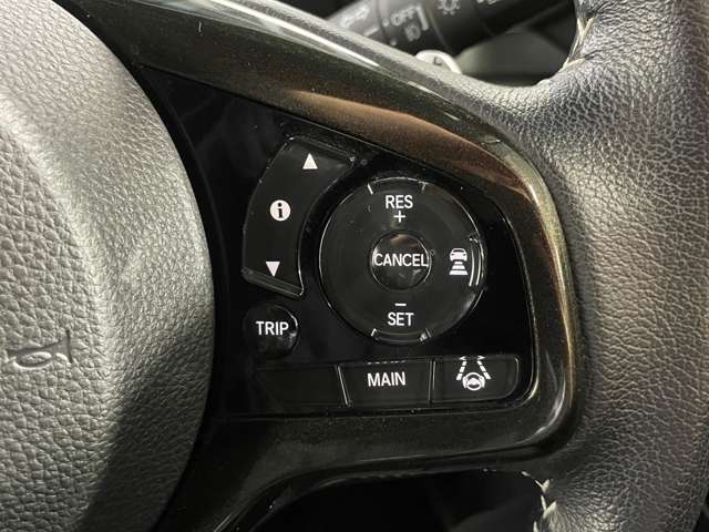 【レーダークルーズコントロール】 高速道路で便利な自動で速度を保つクルーズコントロールが、衝突軽減システムと連携し、前方の車両を感知して車間を保つように速度調節してくれます！！！