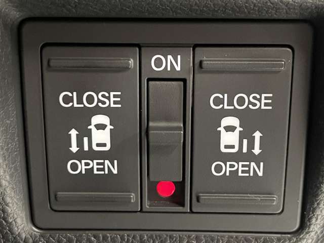 【両側パワースライドドア】小さなお子様でもボタン一つで楽々乗り降り出来ます♪駐車場で両手に荷物を抱えている時でもボタンを押せば自動で開いてくれますので、ご家族でのお買い物にもとっても便利な人気装備♪