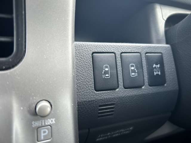 両側電動スライドドア装備！運転席よりボタン一つで開閉可能でございます。