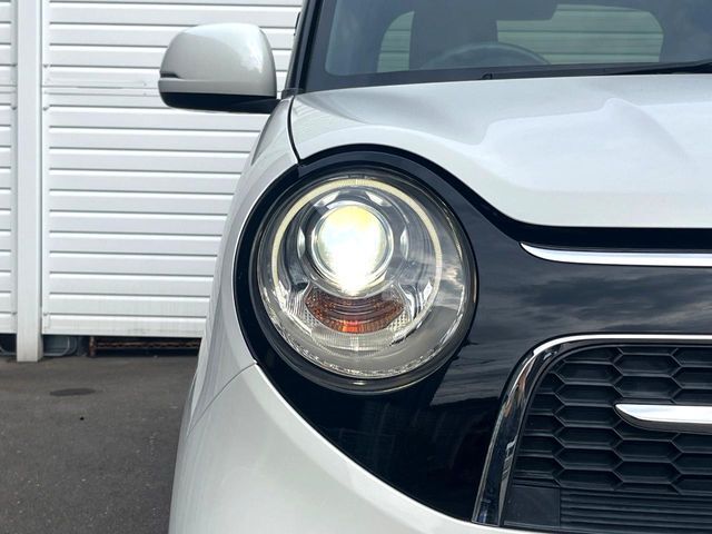 【HIDヘッドライト】非常に明るく前方を照らしてくれるので、悪天候や夜間の走行時も視界良好で安心してお乗りいただけます。