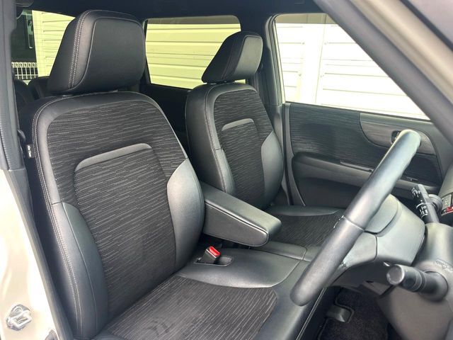 運転席シート廻りは使用感も少なく、良好な状態となっています。前オーナー様が丁寧に使っていたことがよくわかりますね。