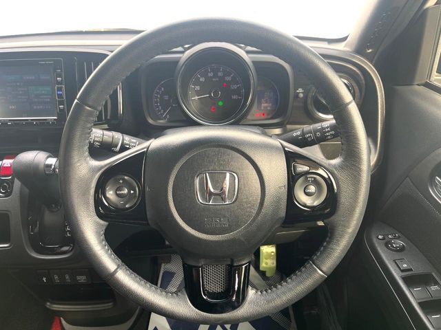 ステアリングも使用感が少なく、きれいな状態となっております♪