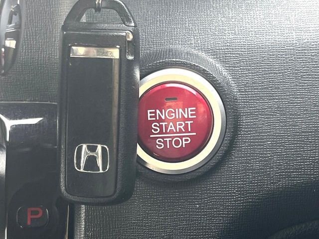 【Hondaスマートキー】カバンやポケットに入れたままでもドアの施錠・解錠が可能なスマートキーを装備。エンジンのオン・オフ時もカギを取り出す必要が無いからとっても便利です♪