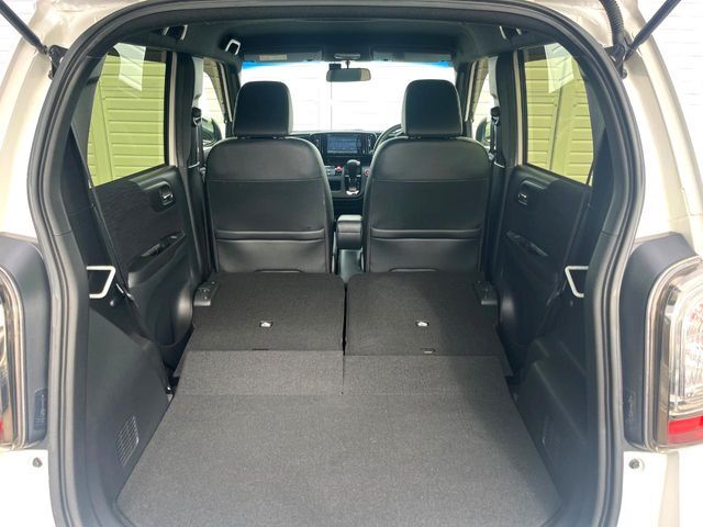 普段のお買い物や通勤、送迎等に十分な荷室スペースを確保しております。セカンドシートを倒すと、大きな荷物の積載も可能です♪