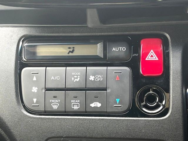 【オートエアコン】一度お好みの温度に設定すれば、車内の温度を検知し風量や温度を自動で調整。暑い…寒い…と何度もスイッチ操作をする必要はありません。快適な車内空間には必須の機能ですね♪