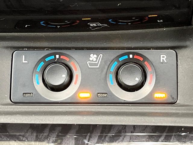 【シートベンチレーション】夏場は涼しい風でお尻や背中の熱やムレを防ぎ、冬はエアコンよりも早く温まってポカポカに！季節を問わず快適に過ごせます。