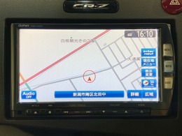 ダッシュボードに自然に溶け込むようにデザインされた純正メモリーナビゲーション。