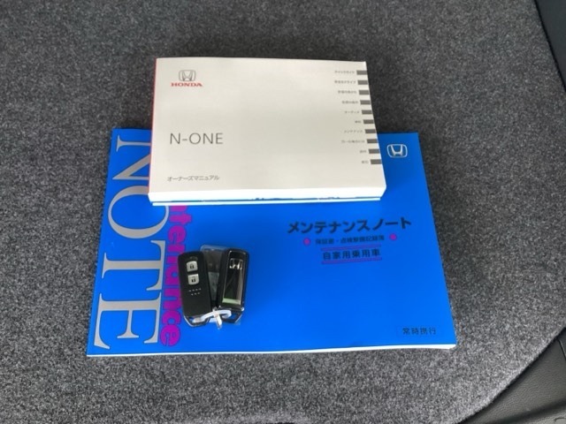 メンテナンスノート【整備記録簿】、取説も揃っています。スマートキーはバッグなどにしまったままボタン操作でエンジンの始動・停止ができて大変便利です。