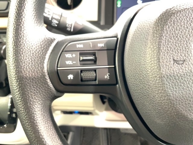 ステアリングにオーディオ操作スイッチが付いています。オーディオ画面に直接タッチしなくても操作が出来ますので、運転に集中できます。