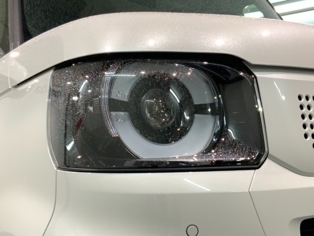 LEDヘッドライトは、点灯の瞬間から最大光量を発揮し、突然暗くなるトンネルなどでの安定感を高めます。