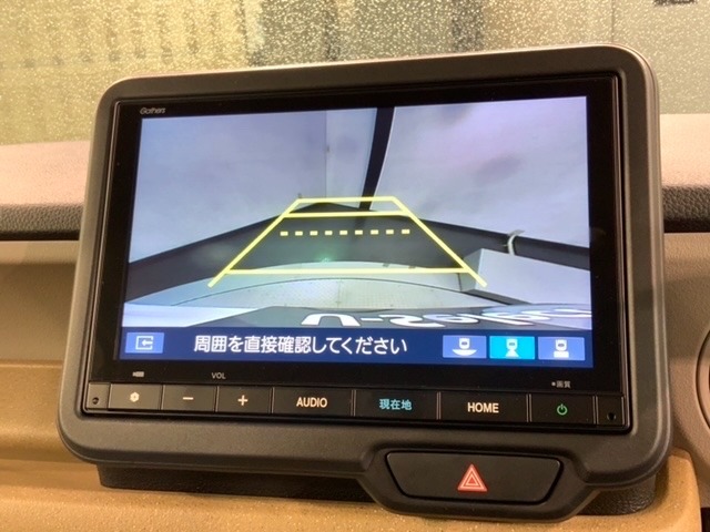リバースギアに入れるだけで後方の表示へ切り替わります。夜間や雨の日の駐車も楽になりますよ。