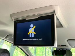 【フリップダウンモニター】大画面モニターで後席でもエンタメをお楽しみいただけます。小さなお子様にも大人気の装備です♪