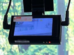 【ドライブレコーダー】安心・安全なカーライフに必須のドライブレコーダーを装備！走行中はもちろん、あおり運転や事故に遭遇した際の状況も映像で記録し、万一のリスクに備えます。