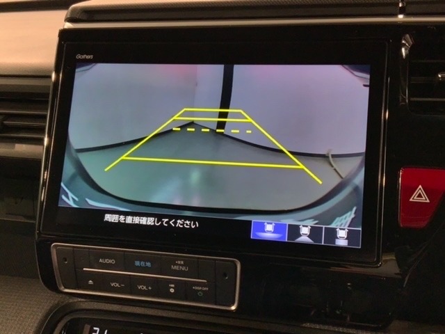 リバースギアに入れるだけで後方の表示へ切り替わります。夜間や雨の日の駐車も楽になりますよ。