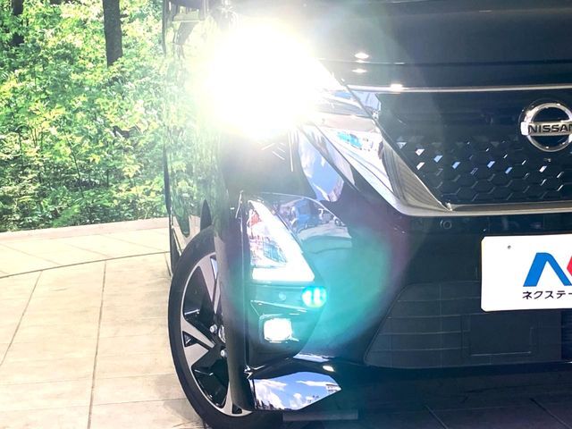 【LEDヘッドライト】悪天候や夜間走行時も良好な視界を確保し安心して運転できる高輝度LEDヘッドライトを装備！点灯速度が早く、消費電力も抑えられています。