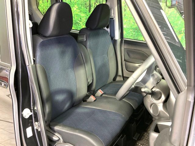 運転席シート廻りは使用感も少なく、良好な状態となっています。前オーナー様が丁寧に使っていたことがよくわかりますね。