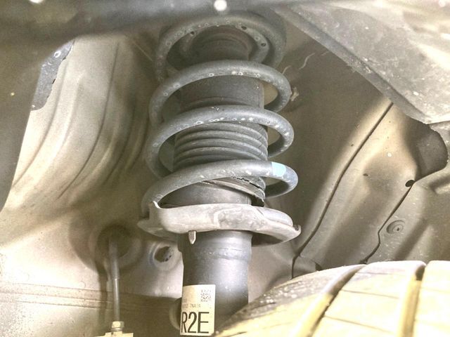 お車を安心してお乗りいただく為には、足回りの定期点検が欠かせません。サービスサポート（有償保証）では無料点検もご提供しており、安心のカーライフをお過ごしいただけるサポート体制が整っています。