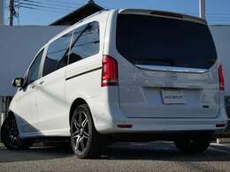 綺麗なロッククリスタルホワイト！！　安心のワンオーナー＆正規D車！！　取説・記録簿付　もちろん事故歴ありません　内装は心地よい禁煙車両にお洒落なベージュレザーインテリア＆便利な7人乗り！！