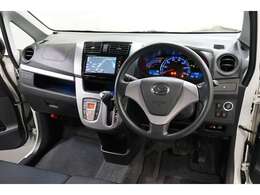 LA100系、ダイハツのムーヴカスタム、後期モデルが入荷。レギュラーで走行のお車です。車両重量820kg・JC08モード燃費は29.0km/L・直列3気筒エンジン・52馬力のお車です（※カタログ参照）