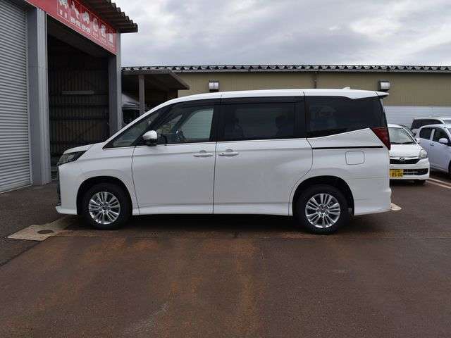 メーカーオプション　ディスプレイオーディオPLUS、ブラインドスポットモニター+安心降車アシスト、トヨタチームメイト、寒冷地仕様etc
