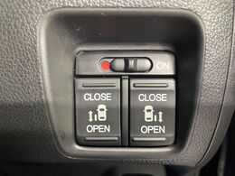 【両側パワースライドドア】スマートキーや運転席のスイッチで後席両側スライドドアの開閉が可能♪電動だから力を入れてドアを開ける必要が無く、小さなお子様でも簡単に開け閉めでき快適です♪