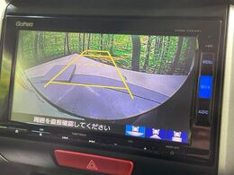 【バックカメラ】駐車時に後方がリアルタイム映像で確認できます。大型商業施設や立体駐車場での駐車時や、夜間のバック時に大活躍！運転スキルに関わらず、今や必須となった装備のひとつです！