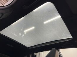 【パノラマルーフ】大型のガラスルーフ搭載で車内の解放感が一気にアップ！開放的なドライブをお楽しみいただけます。