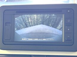 【バックカメラ】駐車時に後方がリアルタイム映像で確認できます。大型商業施設や立体駐車場での駐車時や、夜間のバック時に大活躍！運転スキルに関わらず、今や必須となった装備のひとつです！