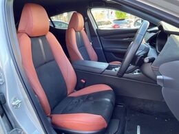 【ハーフレザーシート】高級感と座り心地を両立した人気のシート♪背面・座面のファブリック素材は、通気性の良さや滑りにくさに優れています。気温や服装に左右されず快適にお乗りいただけます。