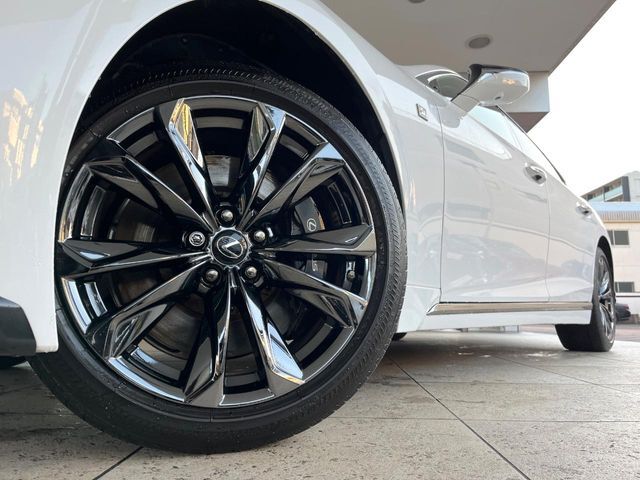 【純正20インチアルミホイール】外観にマッチした純正アルミホイールを装着しております。各種社外アルミホイールや、スタッドレスタイヤも取扱いしております。是非ご相談ください♪