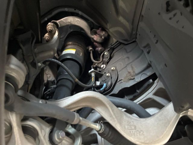 お車を安心してお乗りいただく為には、足回りの定期点検が欠かせません。サービスサポート（有償保証）では無料点検もご提供しており、安心のカーライフをお過ごしいただけるサポート体制が整っています。