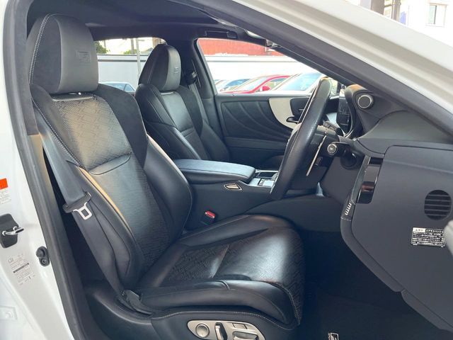 【黒革シート】上質な本革を使用し、高級感あふれる黒革シート。常に体に触れる部分だから、座り心地の良さにはこだわりたいですね♪汚れの付着や劣化を抑制する内装コーティング施工もおススメですよ♪